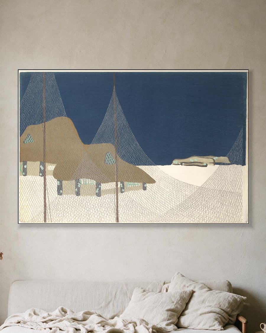 Vissersdorp met droogrekken voor netten in een aluminium frame aan dezelfde muur