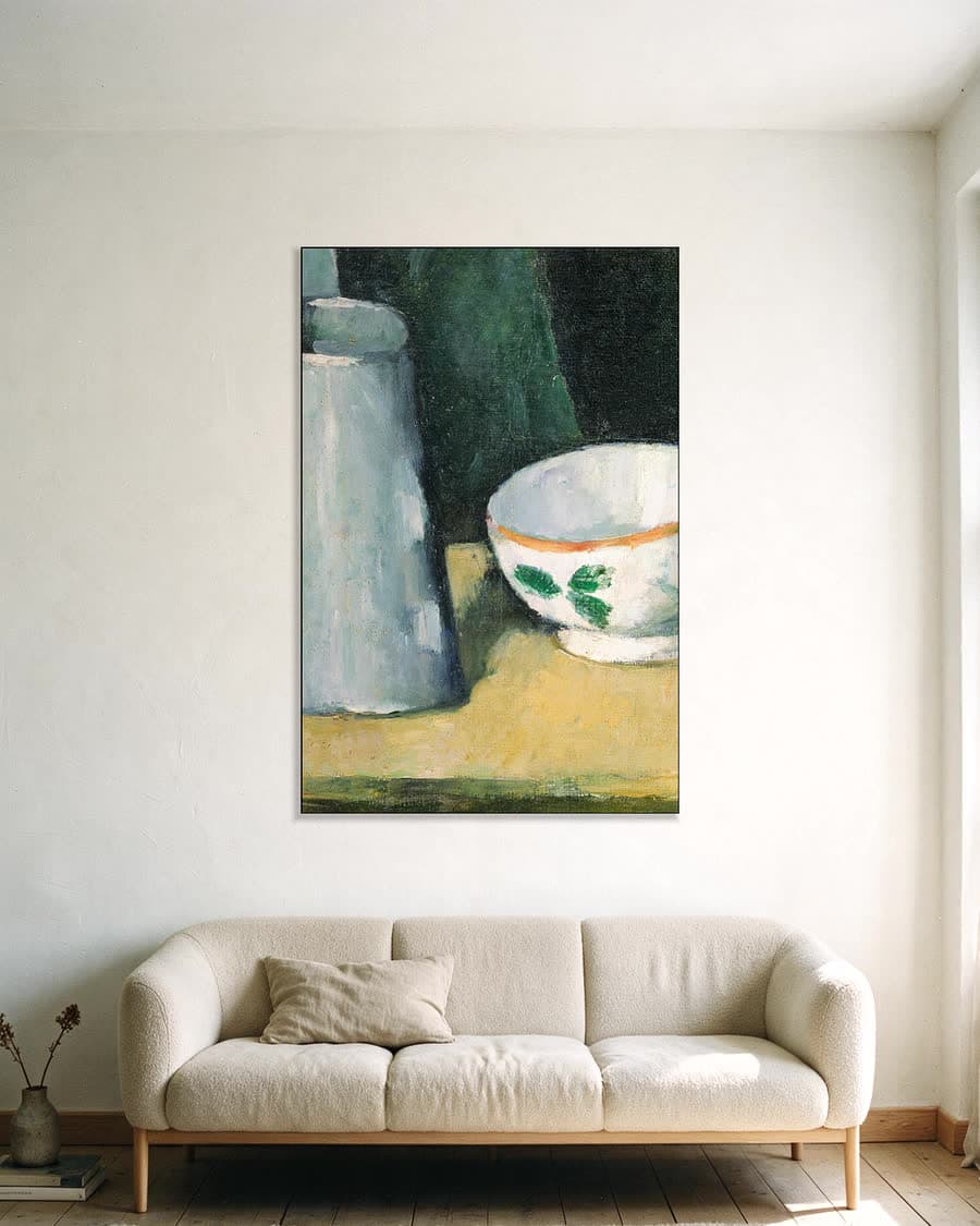 Kom en melkkan in een aluminium frame aan dezelfde muur