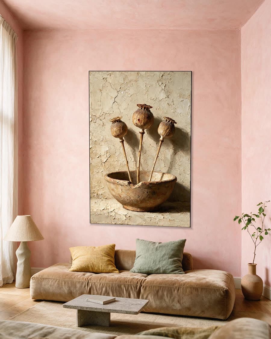 Drie papaverbollen in een aluminium frame aan dezelfde muur