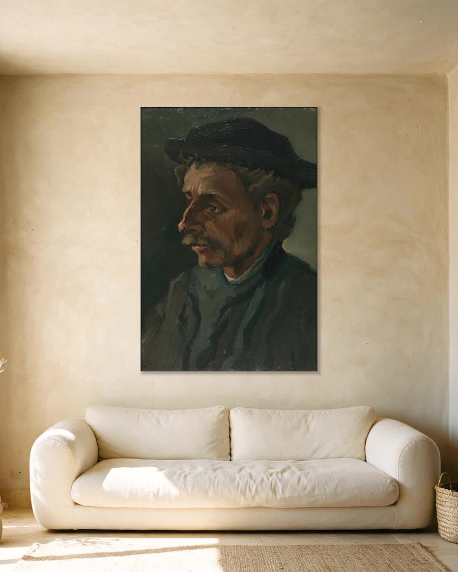 Kop van een man in een aluminium frame aan dezelfde muur