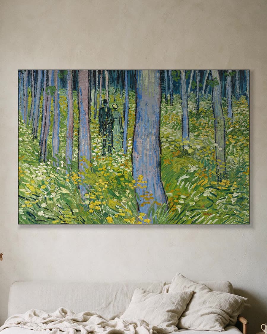Kreupelhout met twee figuren in een aluminium frame aan dezelfde muur