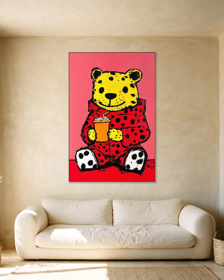 Luipaardbeer op rood in een aluminium frame aan dezelfde muur