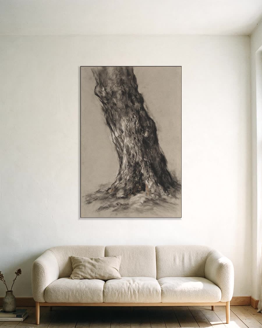 Boomstam in een aluminium frame aan dezelfde muur