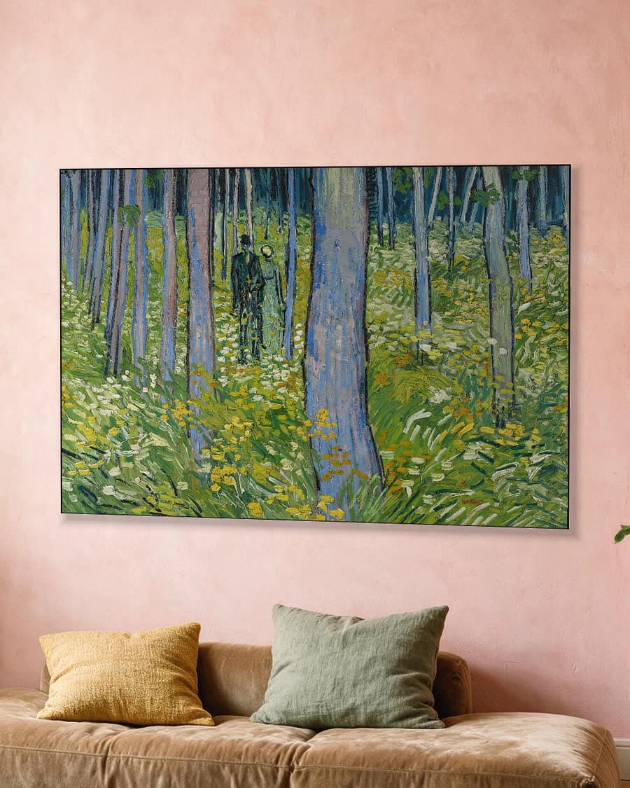 Kreupelhout met twee figuren in een aluminium frame aan dezelfde muur