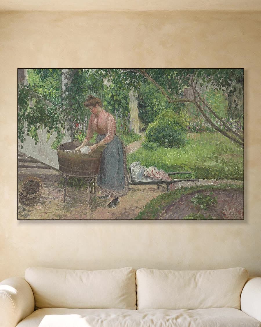 Wasvrouw in de tuin van Éragny in een aluminium frame aan dezelfde muur