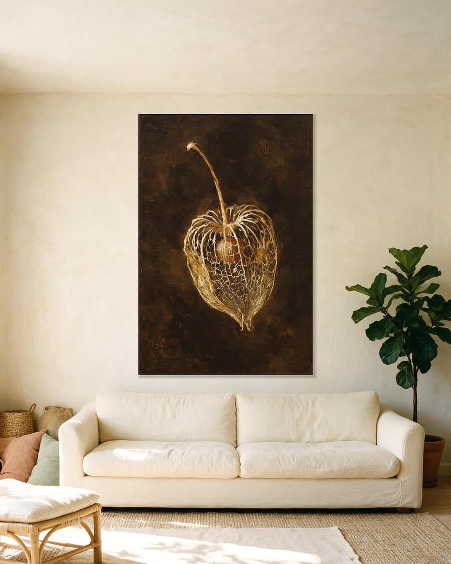 Lampionplant aan een steel in een aluminium frame aan dezelfde muur