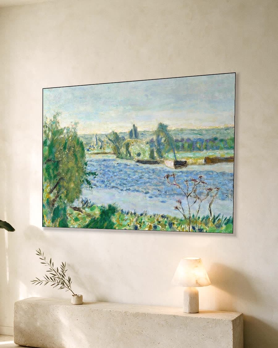 Blauwe ochtend aan de rivier in een aluminium frame aan dezelfde muur