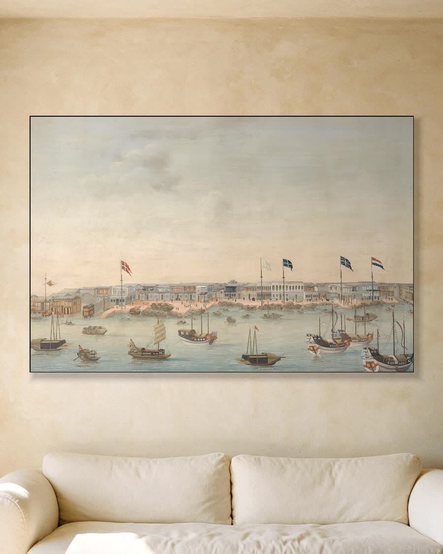Gezicht op de rede van Kanton in een aluminium frame aan dezelfde muur