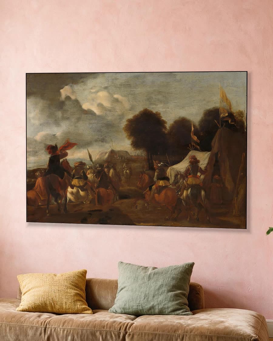 Een legerkamp in een aluminium frame aan dezelfde muur
