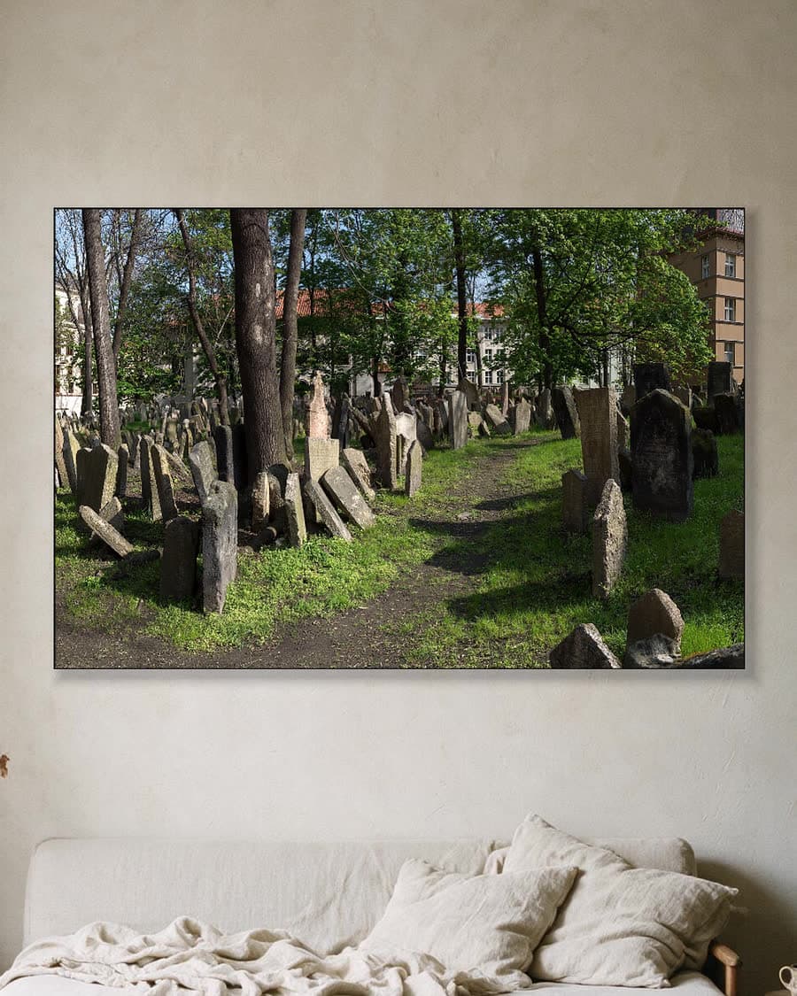 De Joodse Begraafplaats in een aluminium frame aan dezelfde muur