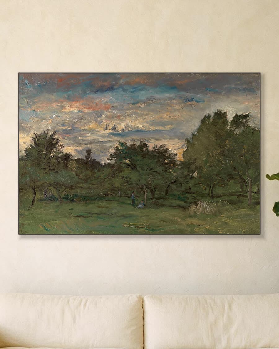 Avondlucht boven het bos in een aluminium frame aan dezelfde muur