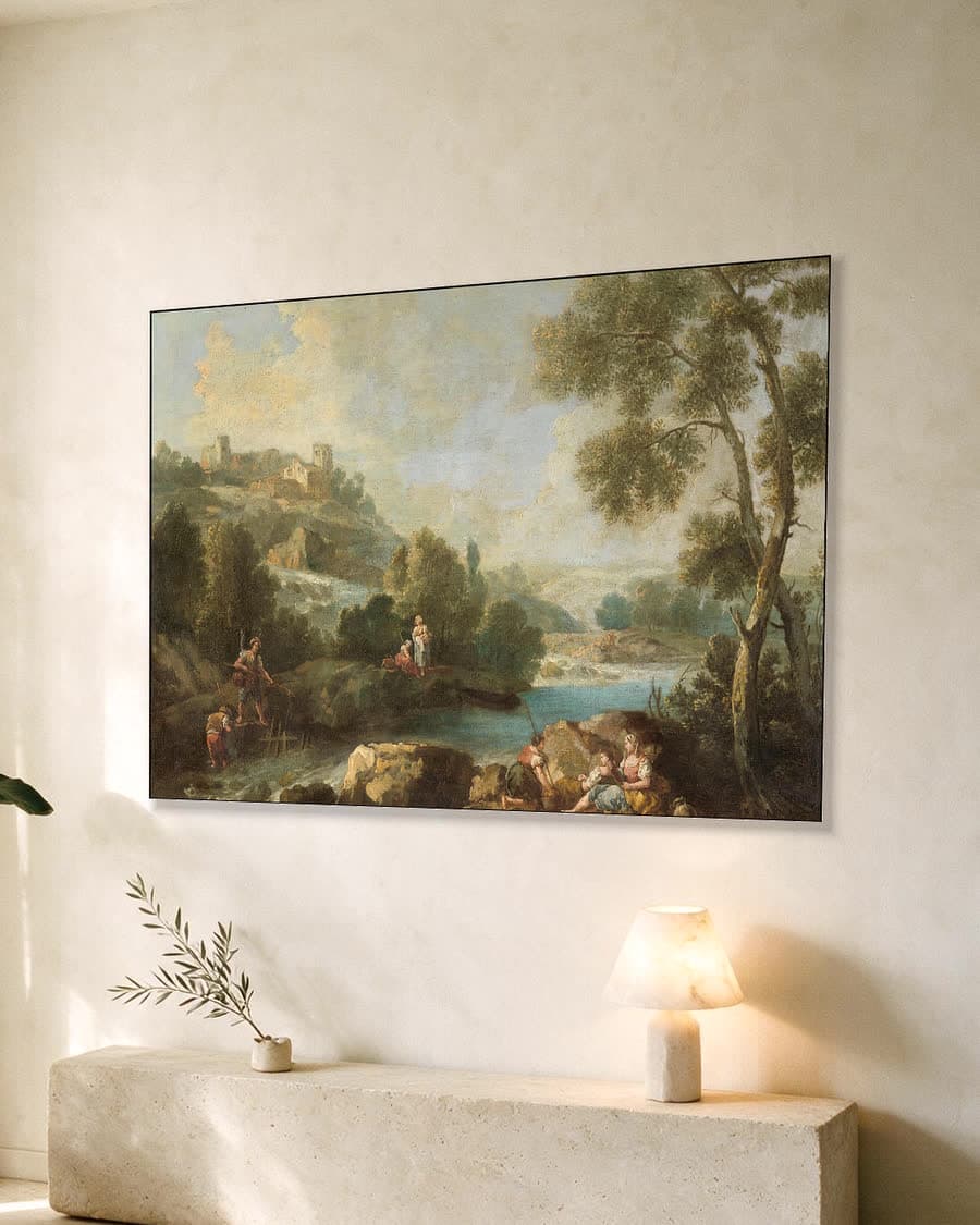 Landschap met figuren in een aluminium frame aan dezelfde muur