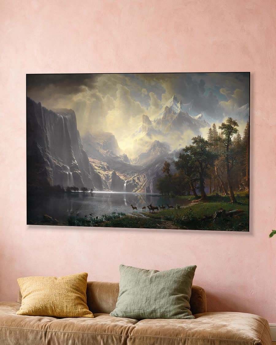 Among the Sierra Nevada, California (1868) in een aluminium frame aan dezelfde muur