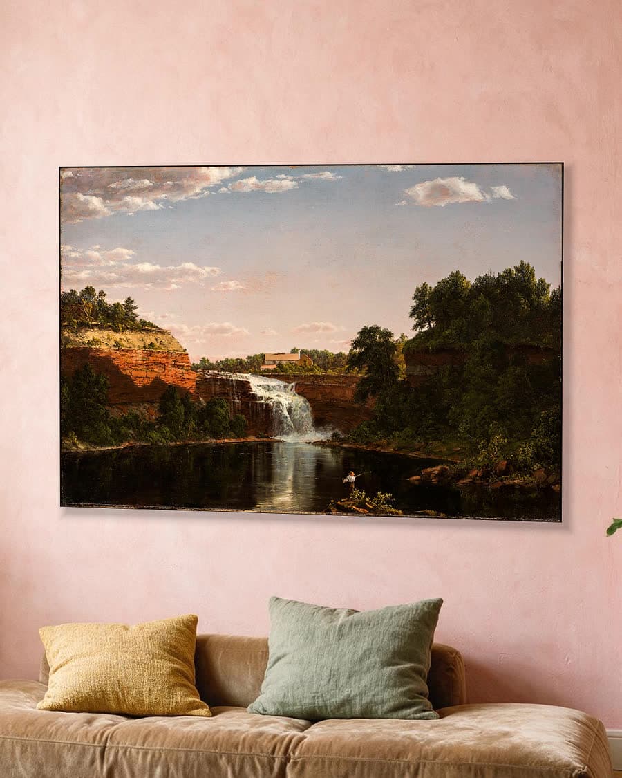 Rustige waterval met visser in een aluminium frame aan dezelfde muur