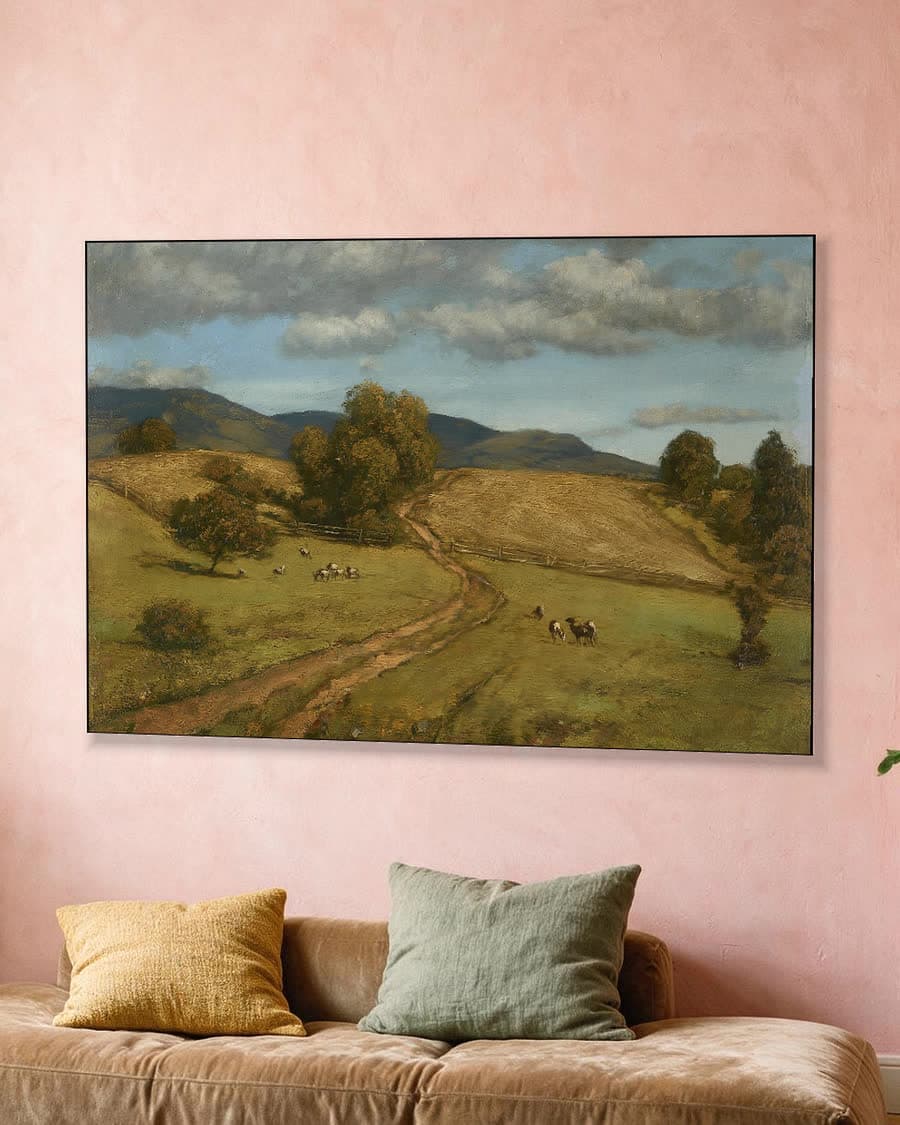 Landweg met schapen in de heuvels in een aluminium frame aan dezelfde muur
