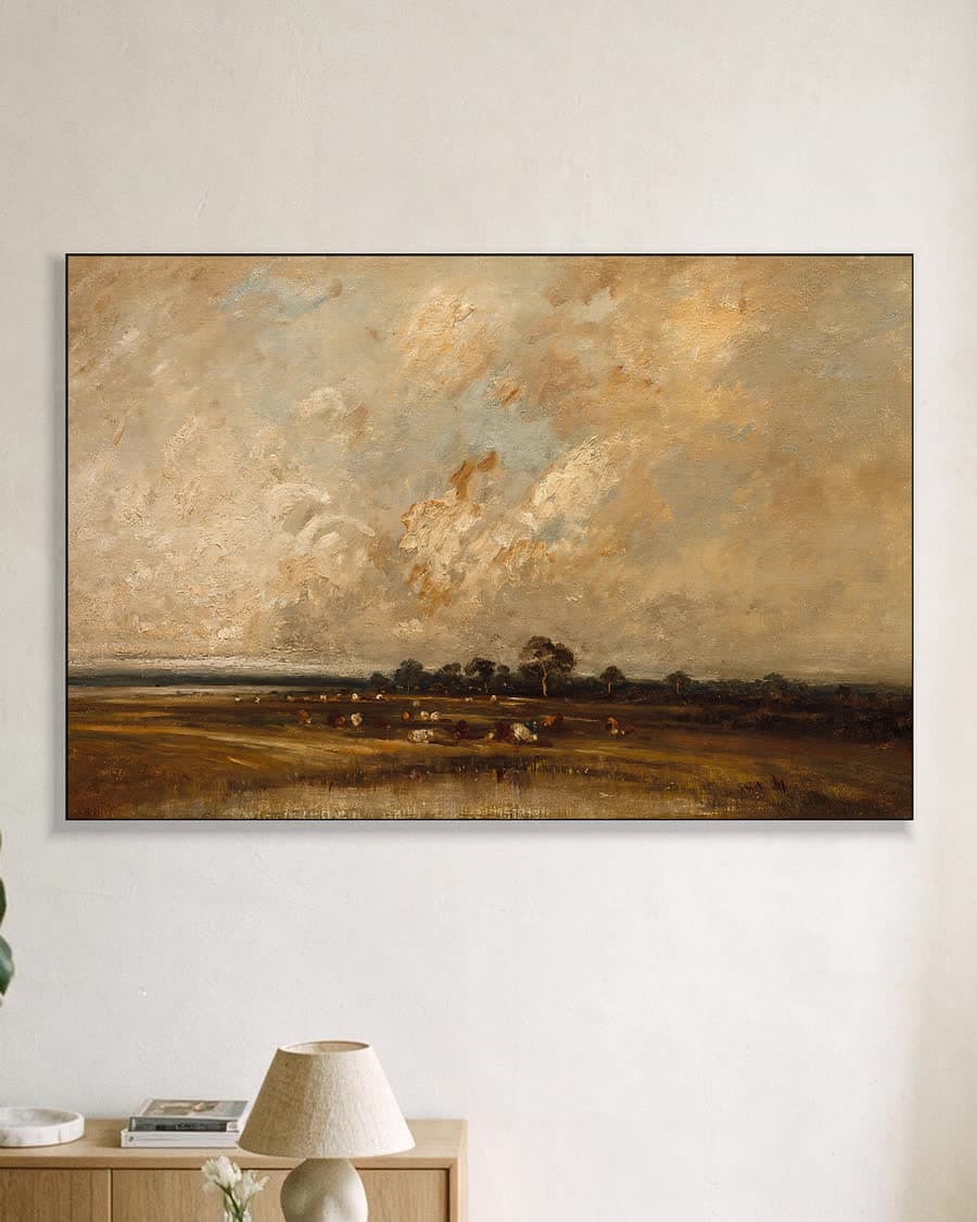 Rust in de weide onder wolkenlucht in een aluminium frame aan dezelfde muur
