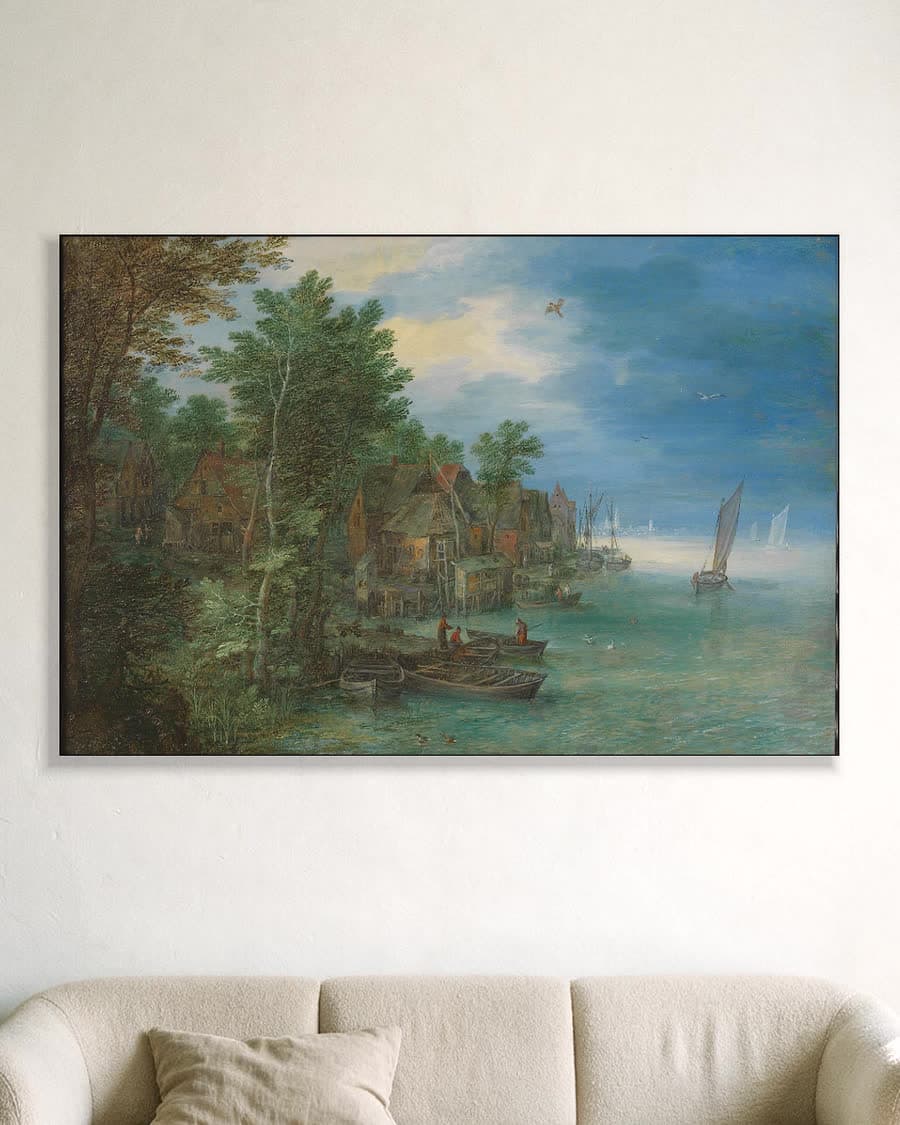 Gezicht op een dorp aan een rivier in een aluminium frame aan dezelfde muur