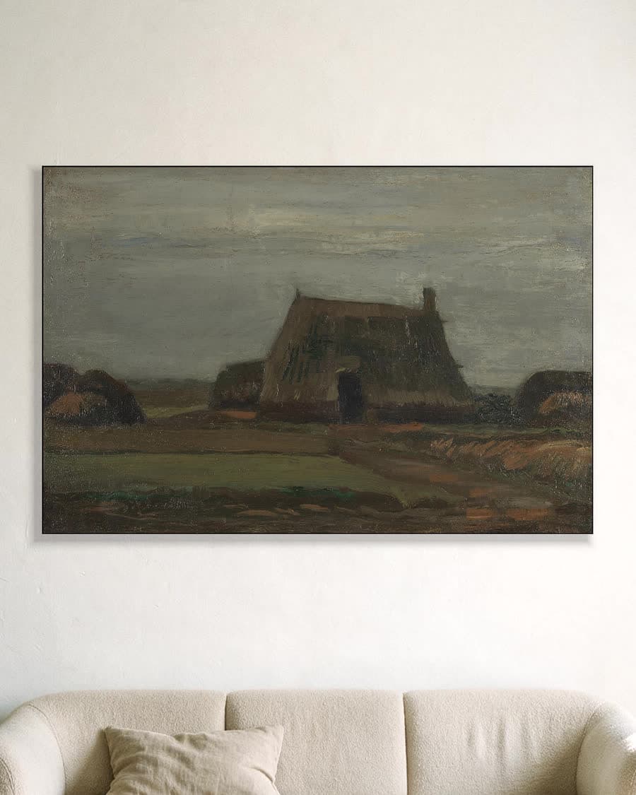Boerderij met turfstapels in een aluminium frame aan dezelfde muur