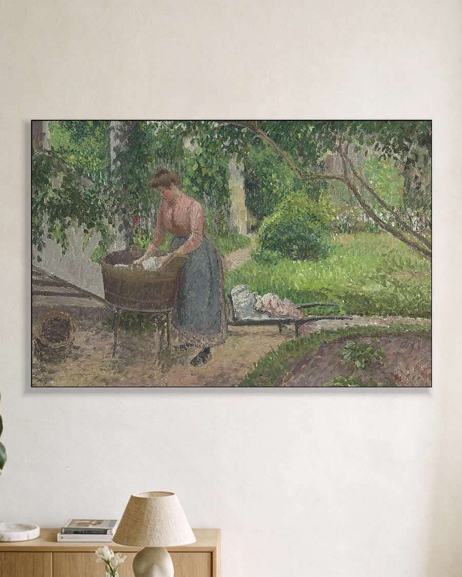 Wasvrouw in de tuin van Éragny in een aluminium frame aan dezelfde muur