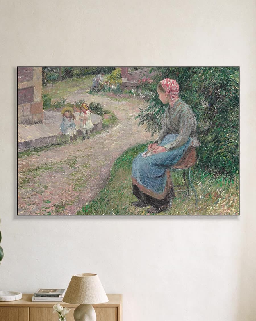 Zittende dienstmeid in de tuin van Éragny in een aluminium frame aan dezelfde muur