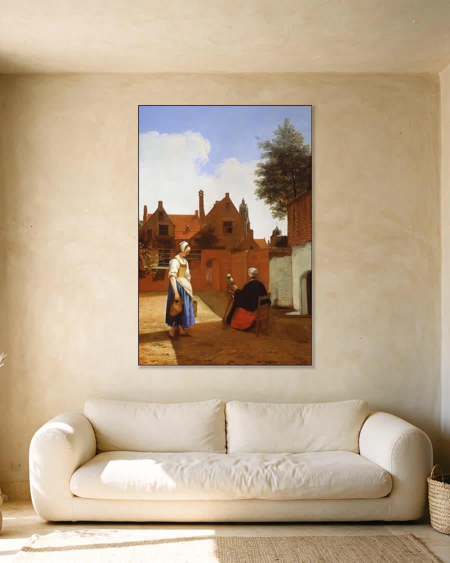 Binnenplaats in Delft bij avond, een spinster in een aluminium frame aan dezelfde muur