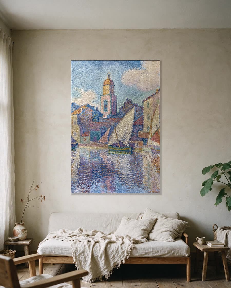 De klokkentoren van Saint-Tropez in een aluminium frame aan dezelfde muur
