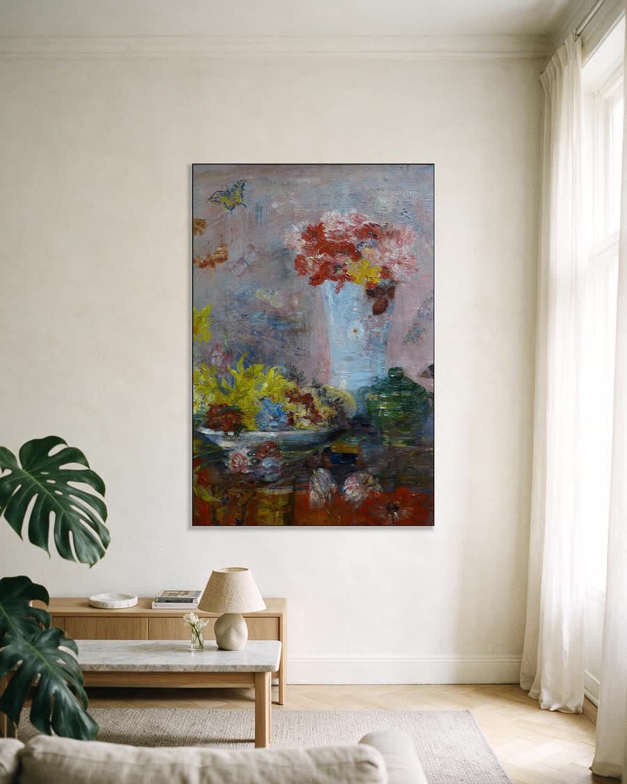 Bloemen en vlinders in een aluminium frame aan dezelfde muur