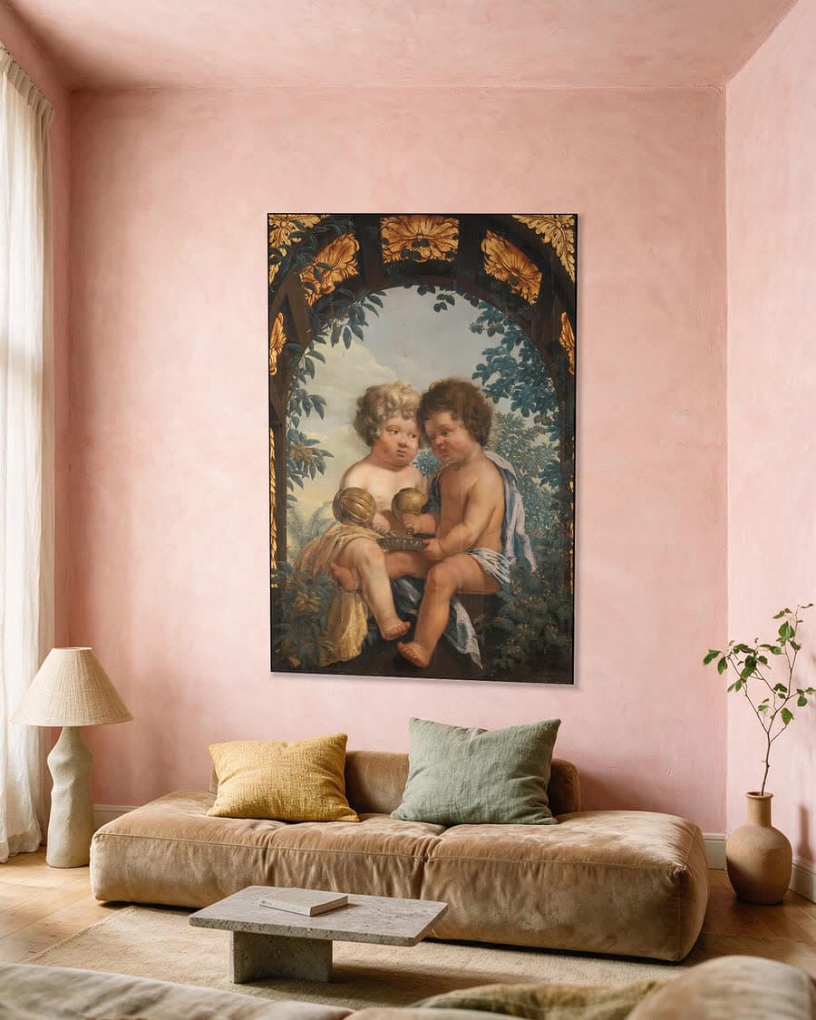 Christelijke allegorie met twee kinderen die elk een karaf vasthouden in een aluminium frame aan dezelfde muur