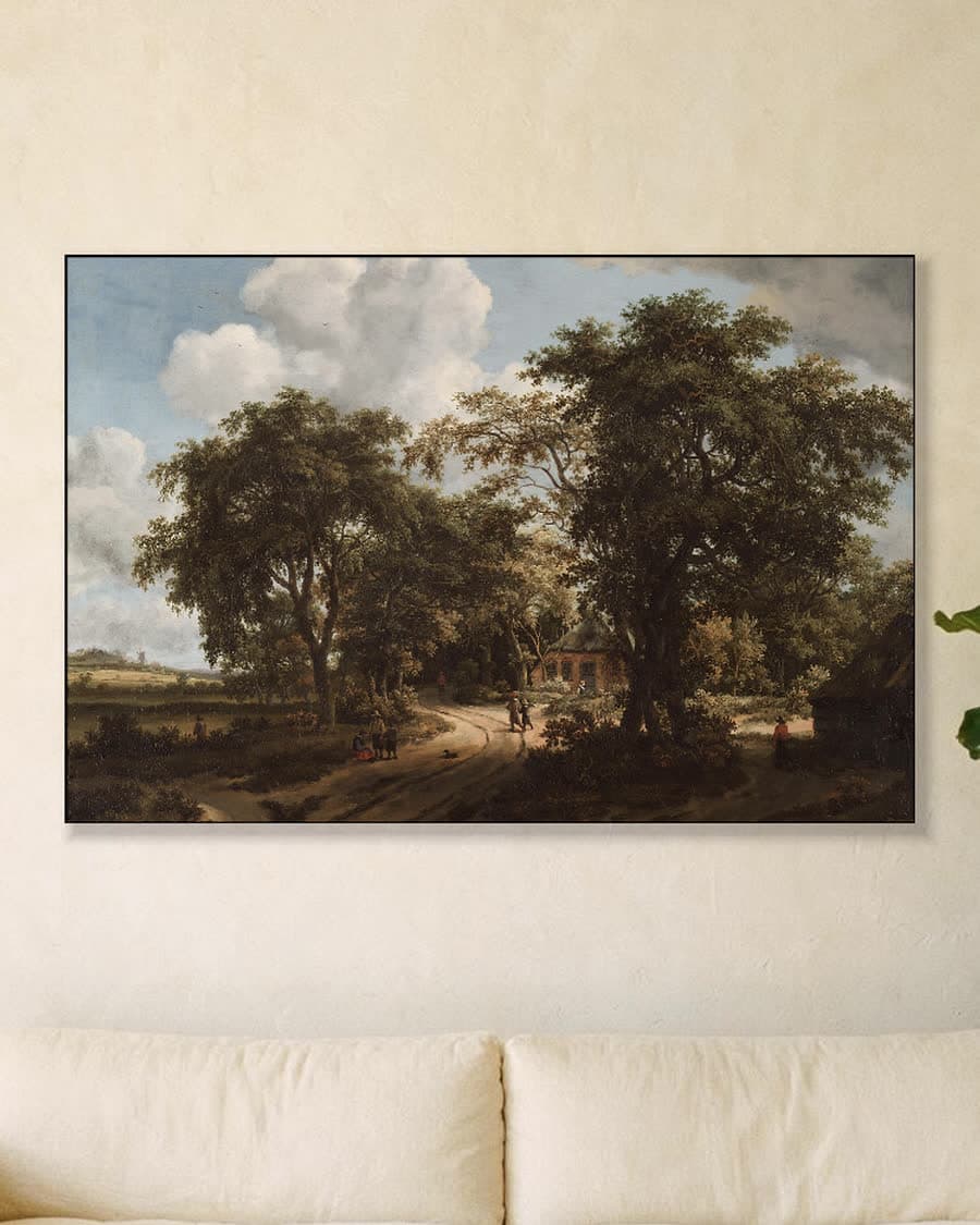 Een huisje in het bos in een aluminium frame aan dezelfde muur