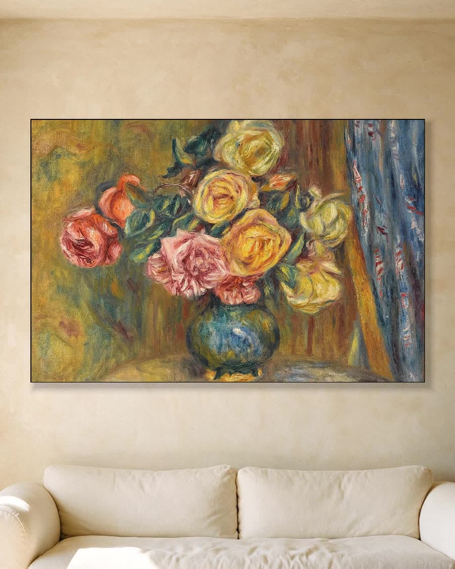 Rozen voor het blauwe gordijn in een aluminium frame aan dezelfde muur