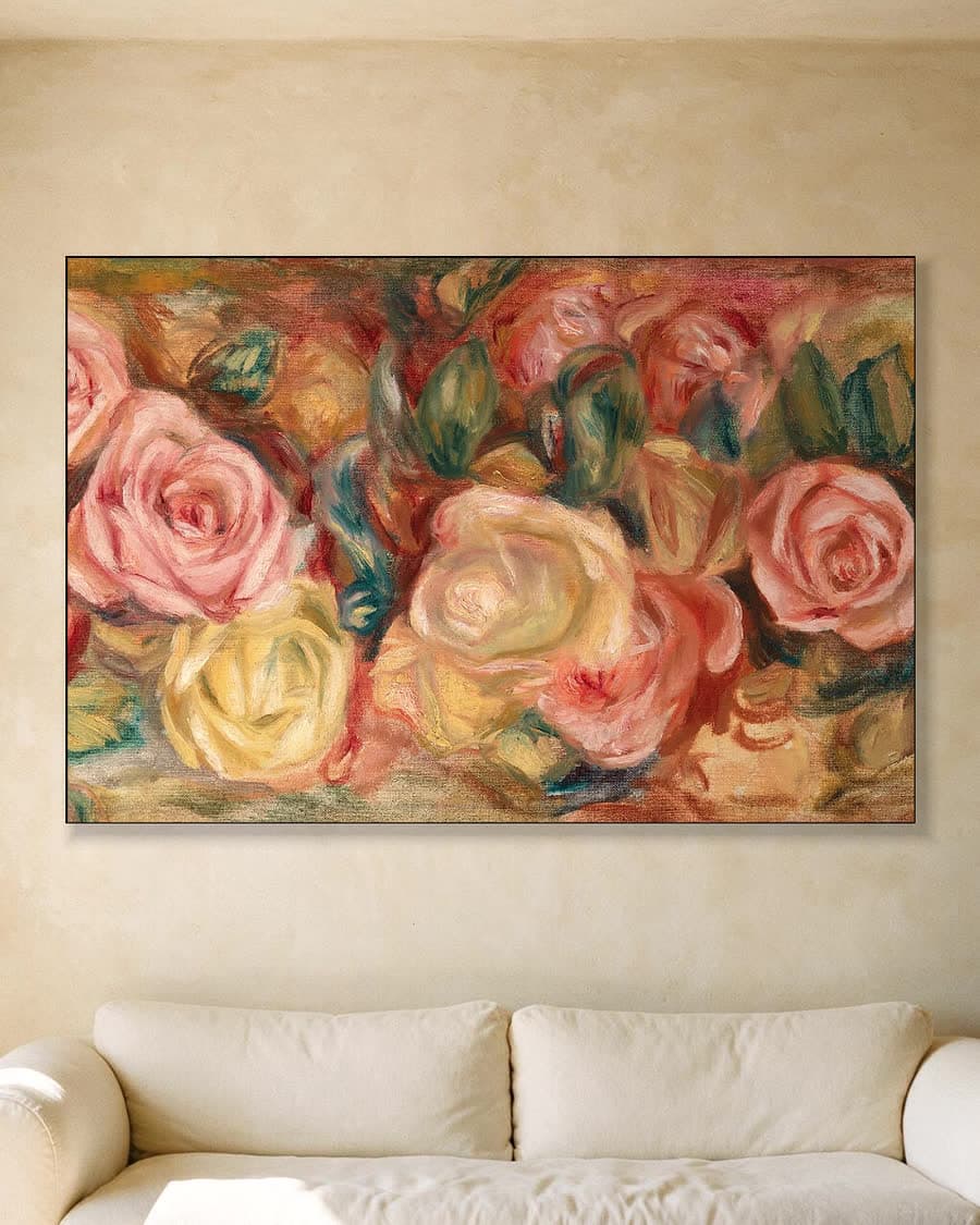 Rozen in een aluminium frame aan dezelfde muur