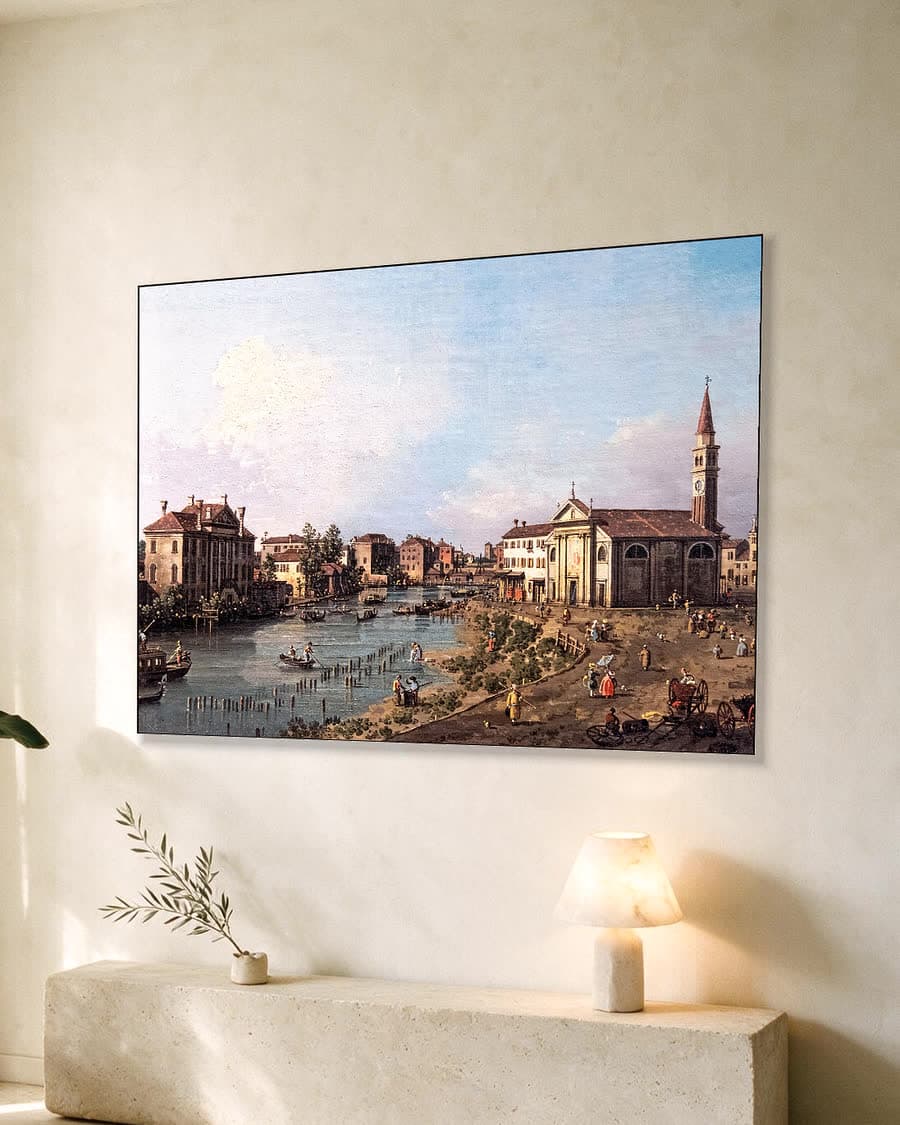 Venetiaanse gracht met levendig tafereel in een aluminium frame aan dezelfde muur