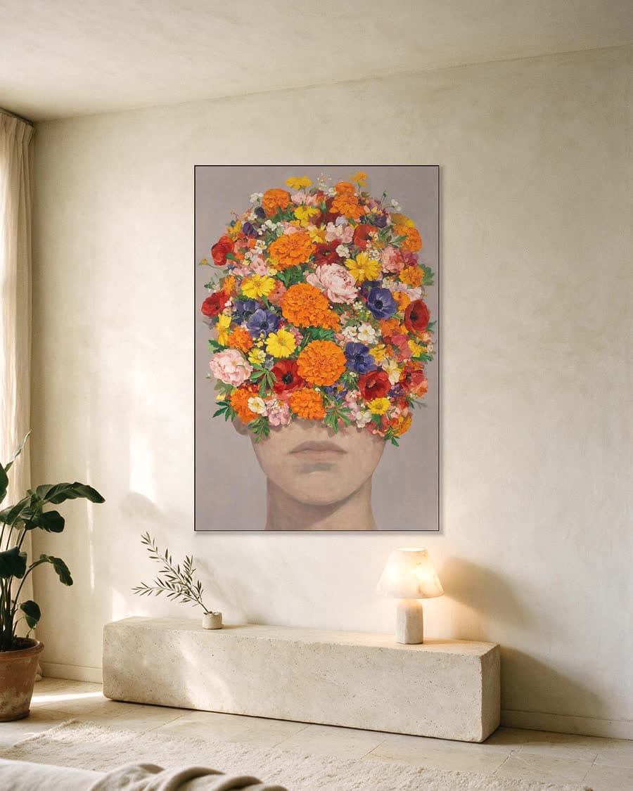 Aangesneden kop in een aluminium frame aan dezelfde muur