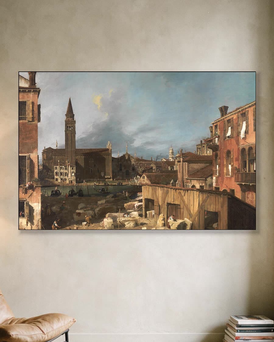 Het Steenmetselaarswerf in een aluminium frame aan dezelfde muur