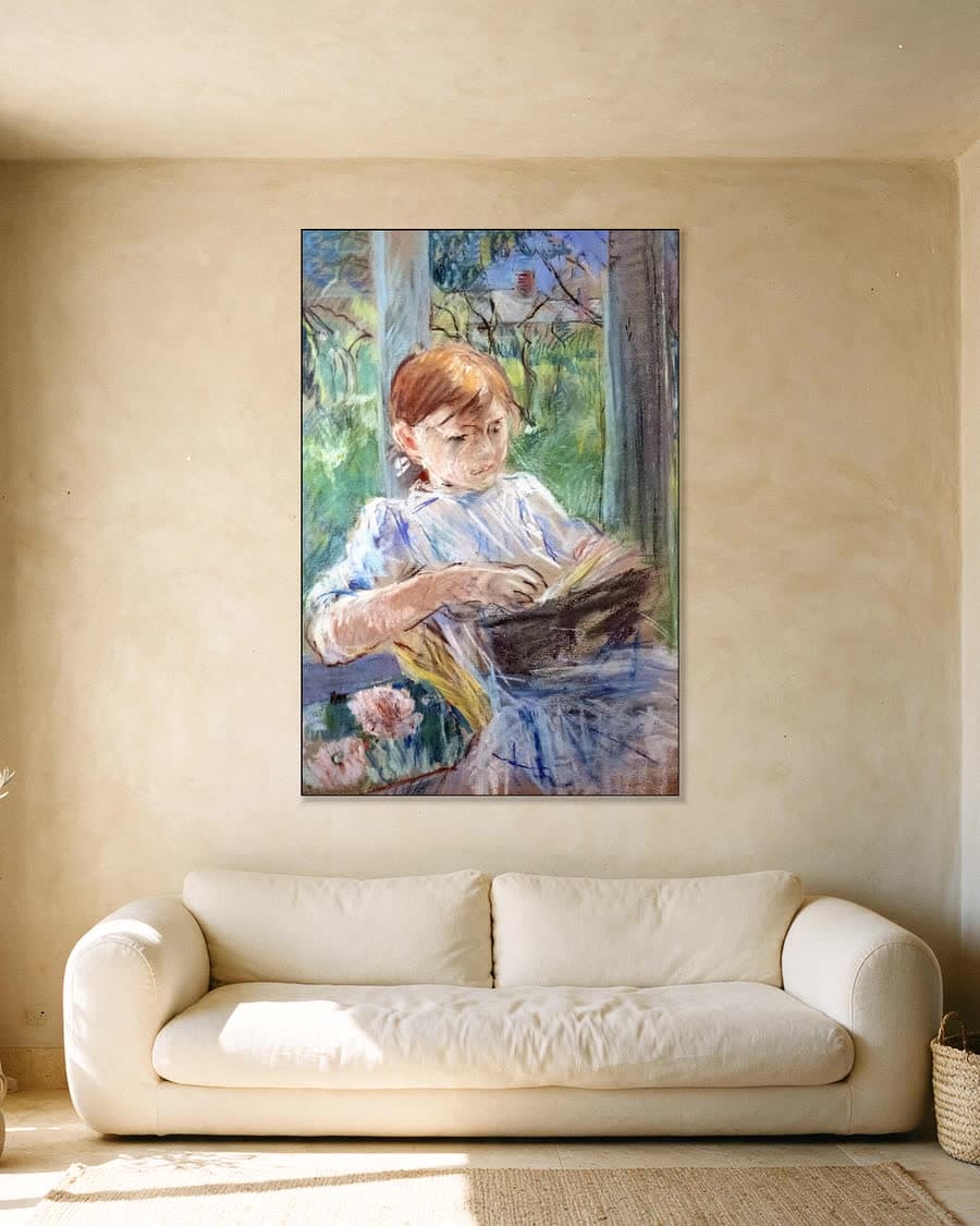 Lezend meisje in een aluminium frame aan dezelfde muur