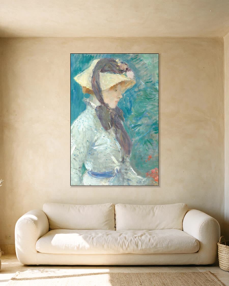 Jonge vrouw met strohoed in een aluminium frame aan dezelfde muur