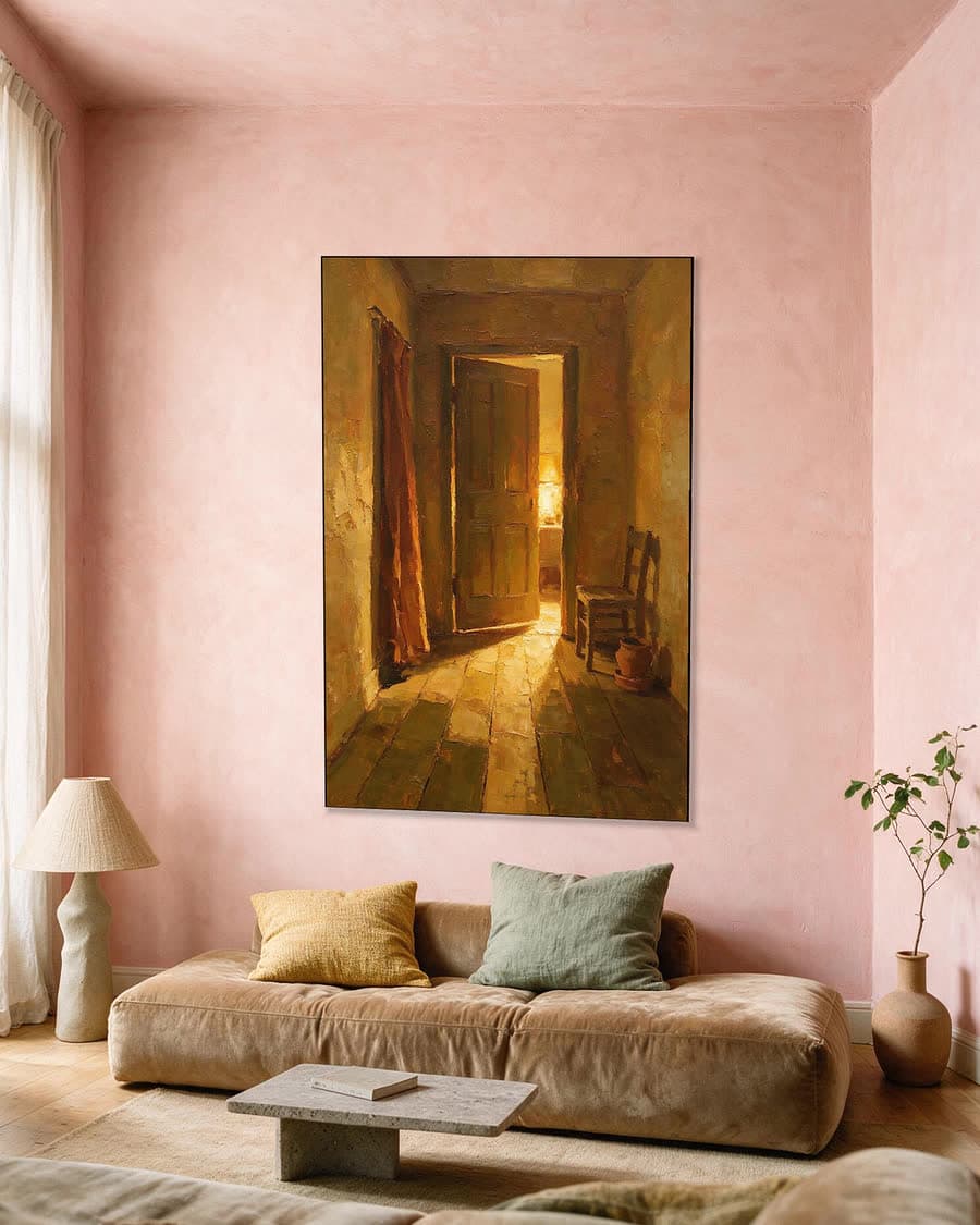 Gang met een deur op een kier in een aluminium frame aan dezelfde muur
