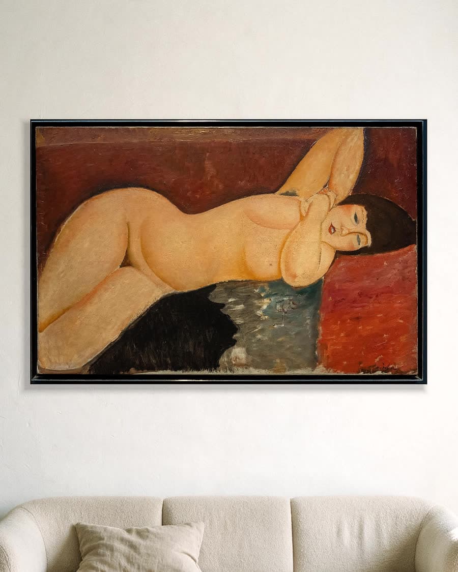 Liggend naakt met gevouwen handen in een aluminium frame aan dezelfde muur