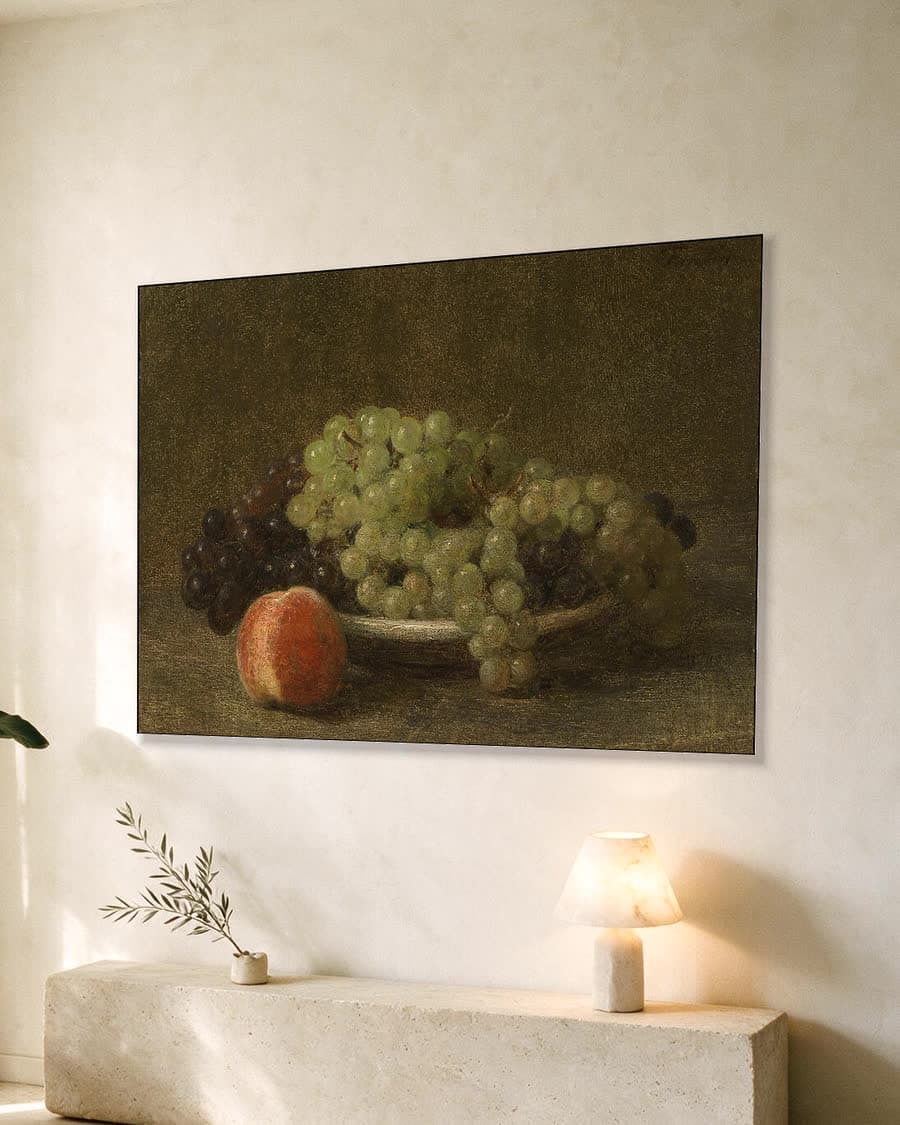 Stilleven met druiven en een perzik in een aluminium frame aan dezelfde muur