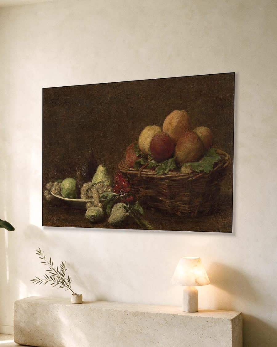 Stilleven met fruit in een aluminium frame aan dezelfde muur