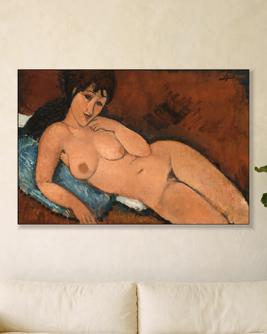 Naakt op een blauw kussen in een aluminium frame aan dezelfde muur