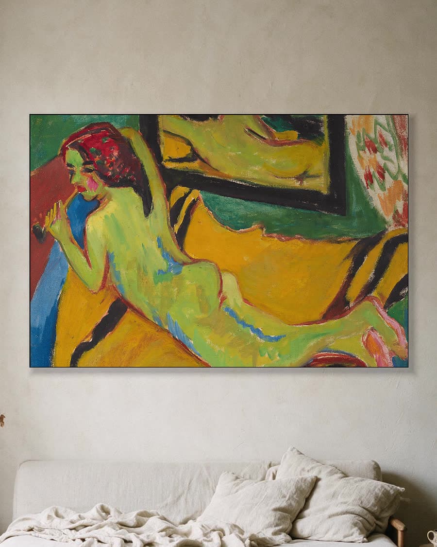Liggend naakt voor een spiegel in een aluminium frame aan dezelfde muur