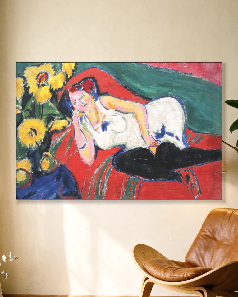 Liggende vrouw in een wit hemd in een aluminium frame aan dezelfde muur