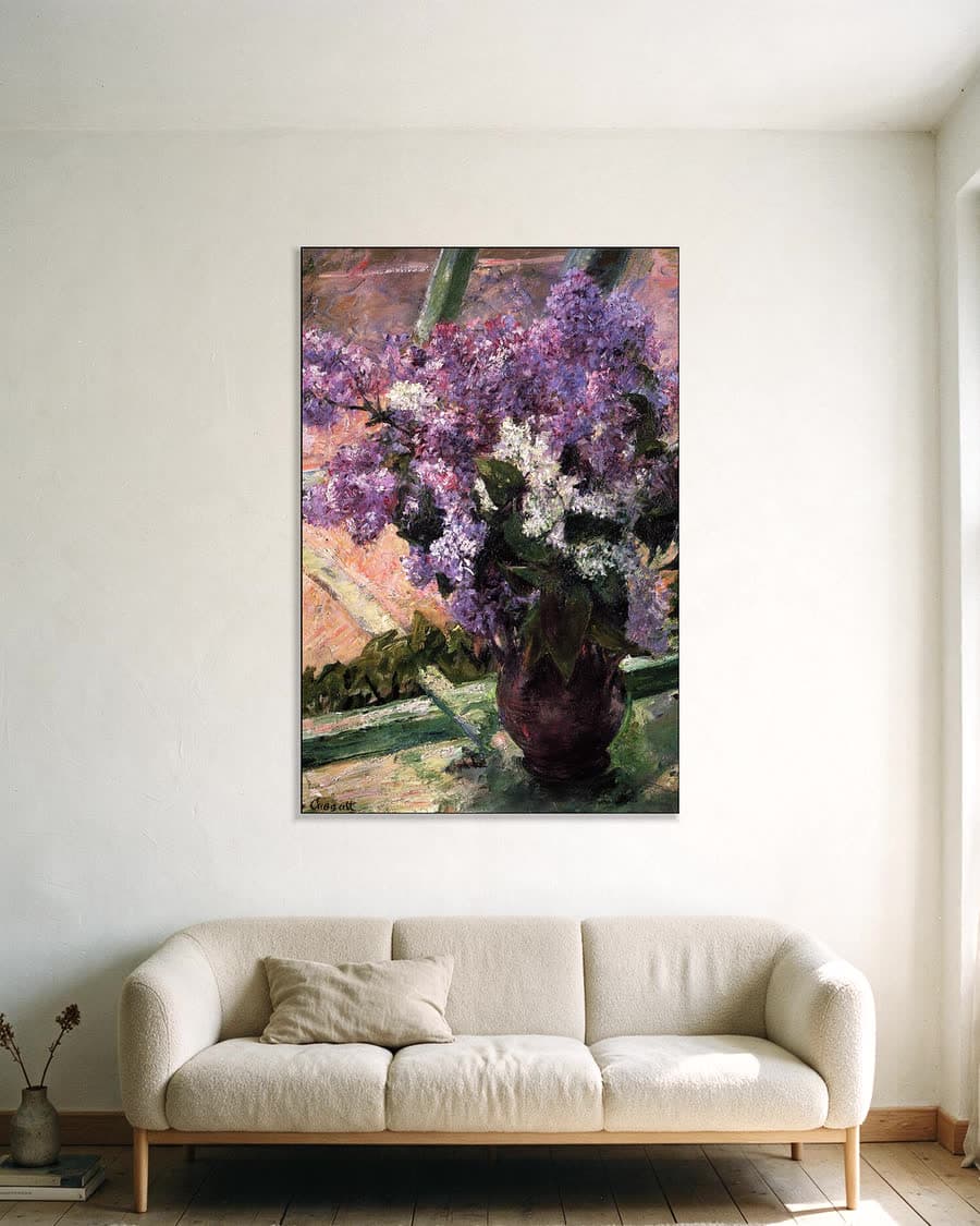 Lilacs in a Window (1880-83) in een aluminium frame aan dezelfde muur