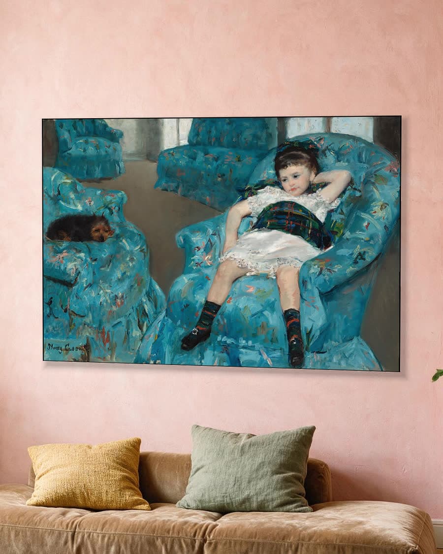 Little Girl in a Blue Armchair in een aluminium frame aan dezelfde muur