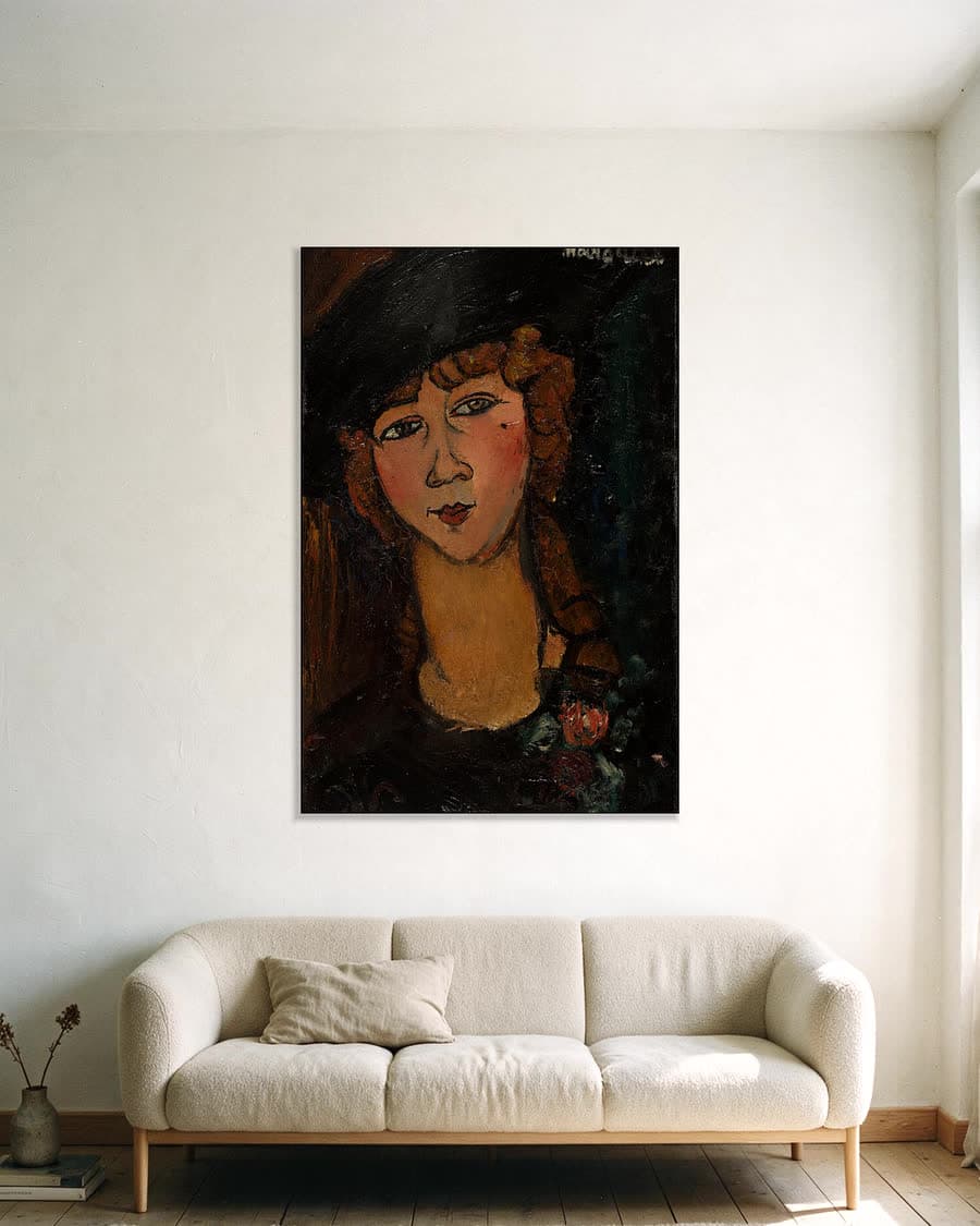 Lolotte in een aluminium frame aan dezelfde muur
