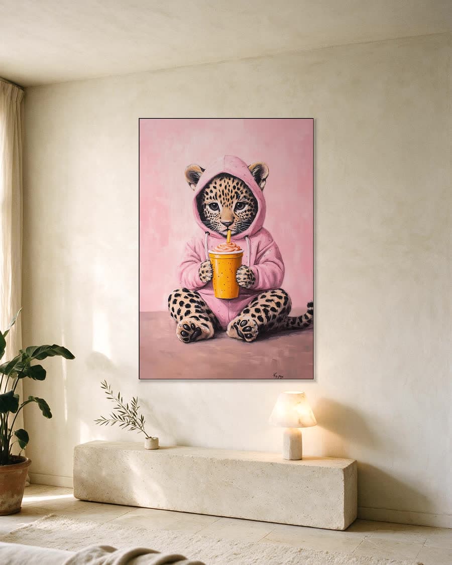 Luipaardje in roze in een aluminium frame aan dezelfde muur