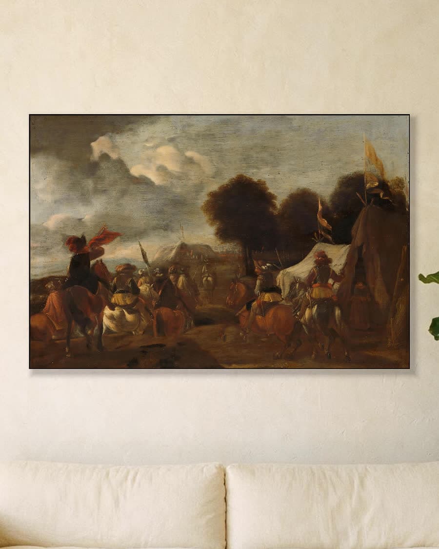 Een legerkamp in een aluminium frame aan dezelfde muur