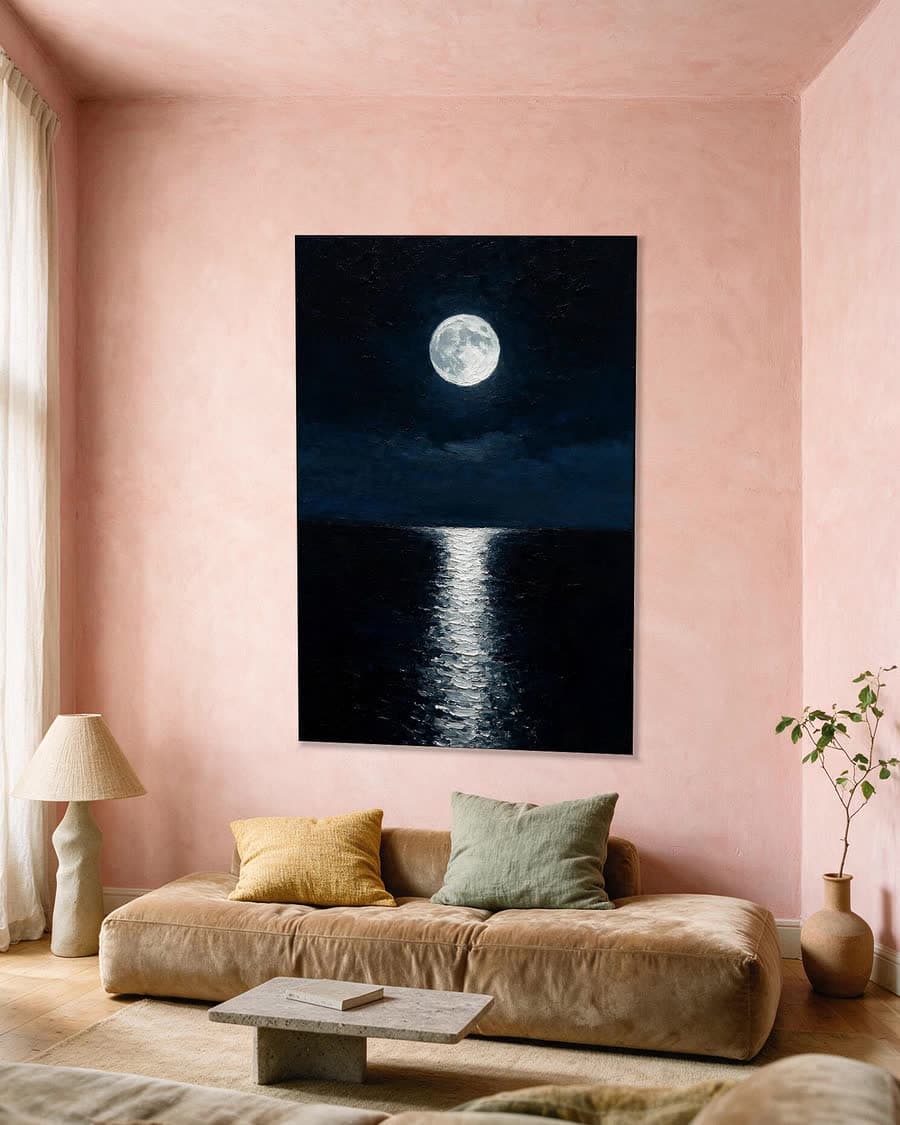 Maan boven het water in een aluminium frame aan dezelfde muur