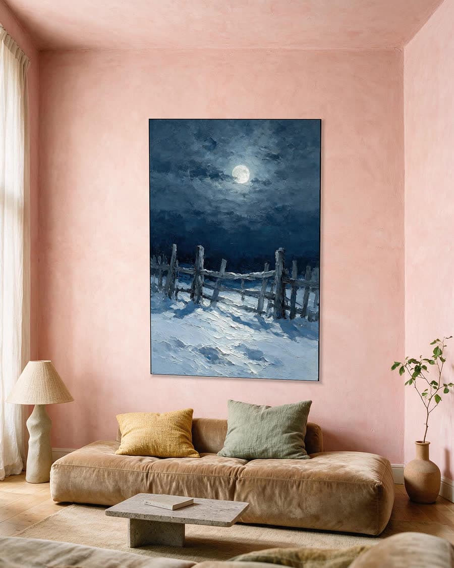 Hek in de sneeuw in een aluminium frame aan dezelfde muur